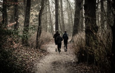 Ungdom løper i skogen